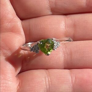 NWT Elegant Natural Peridot Heart with CZ Accents Ring in 925 Silver Size 5